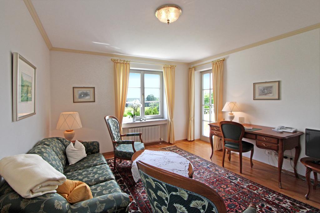 Gaestehaus Schloss Kronburg Екстер'єр фото