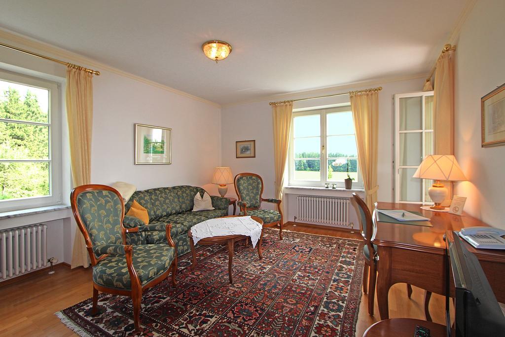 Gaestehaus Schloss Kronburg Екстер'єр фото